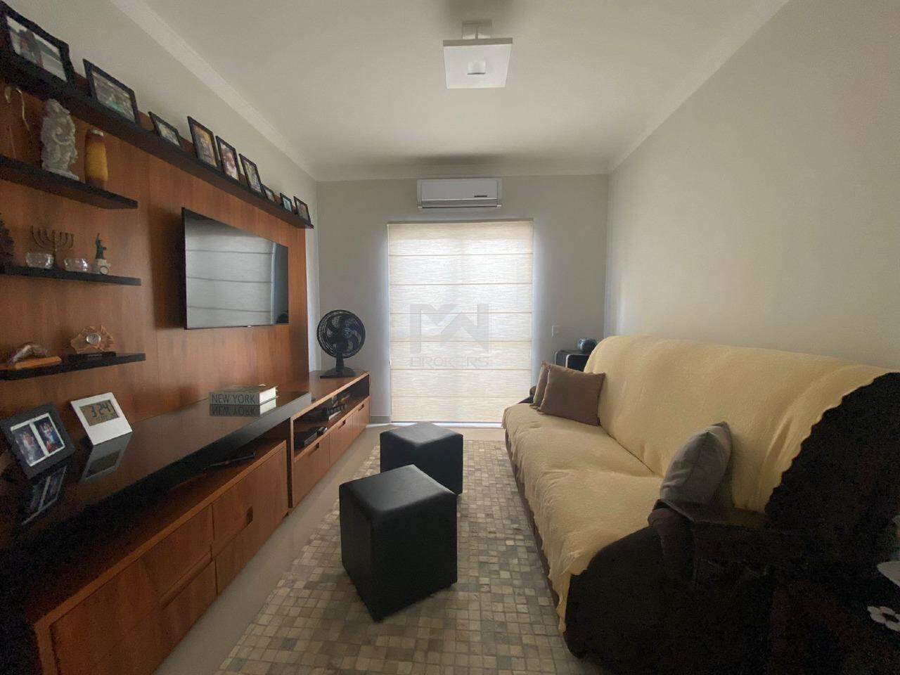 Casa em Condomínio à venda no Condomínio Terras de Vinhedo: sala de TV