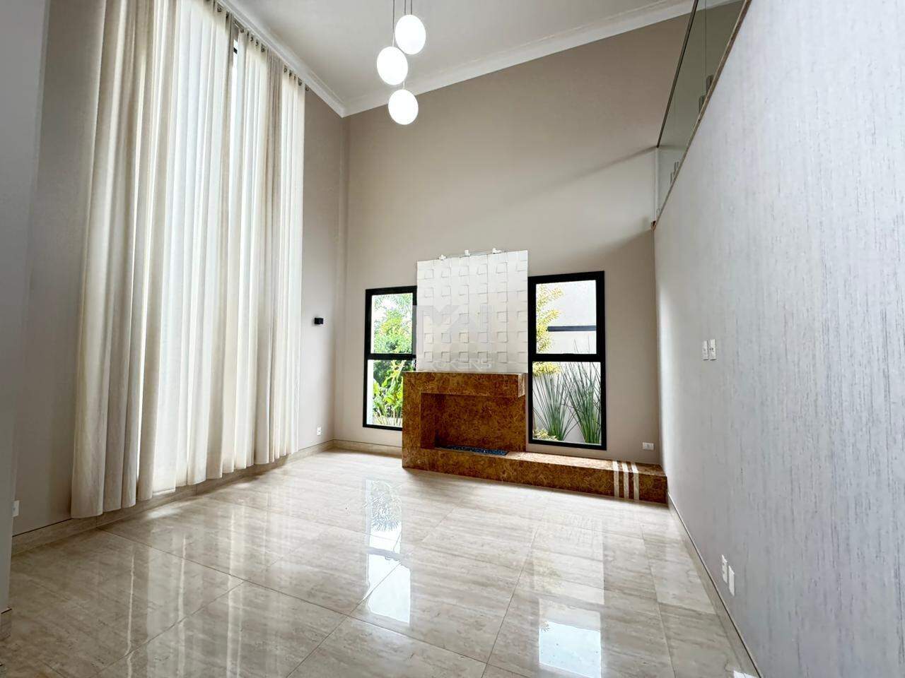 Casa em Condomínio à venda no Swiss Park: sala com lareira