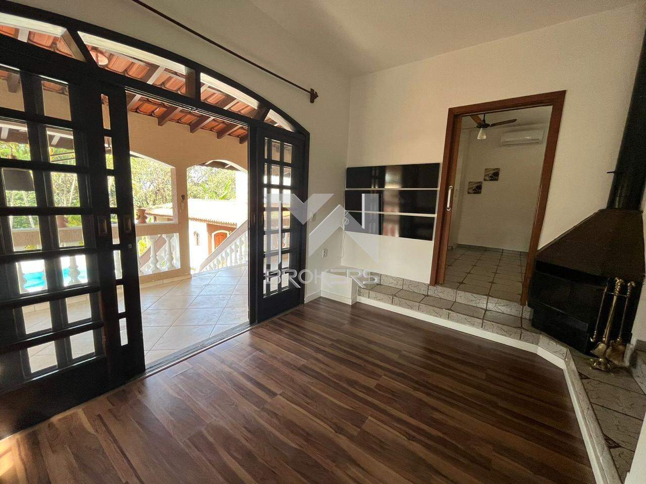 Casa em Condomínio à venda no Condomínio Vista Alegre: sala de estar com lareira