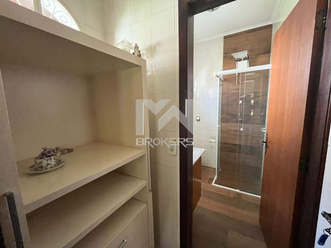 Casa em Condomínio à venda no Condomínio Vista Alegre: acesso ao banheiro