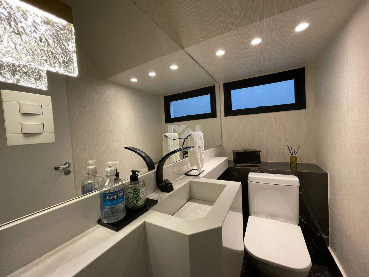 Casa em Condomínio à venda no Pinheirinho: lavabo