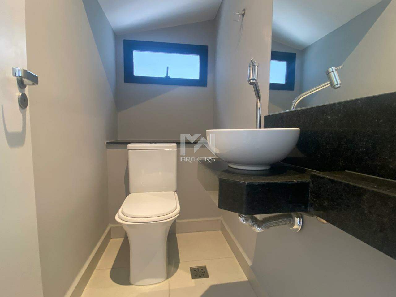 Casa em Condomínio à venda no Pinheirinho: lavabo