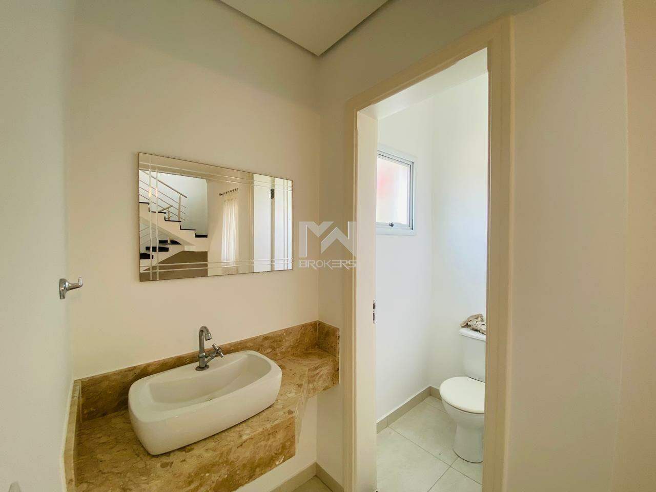 Casa em Condomínio à venda no Condomínio Terras de São Francisco: lavabo