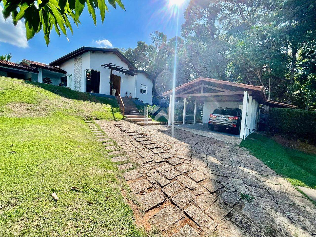 Casa em Condomínio à venda no Condomínio Chácaras do Lago: Garagem