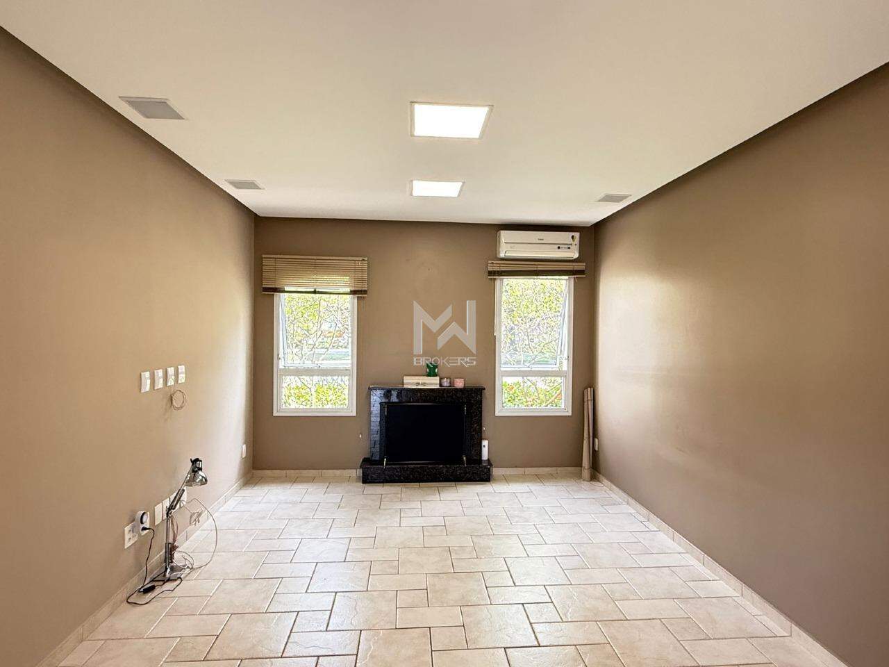 Casa em Condomínio à venda no Condomínio Marambaia: sala de lareira