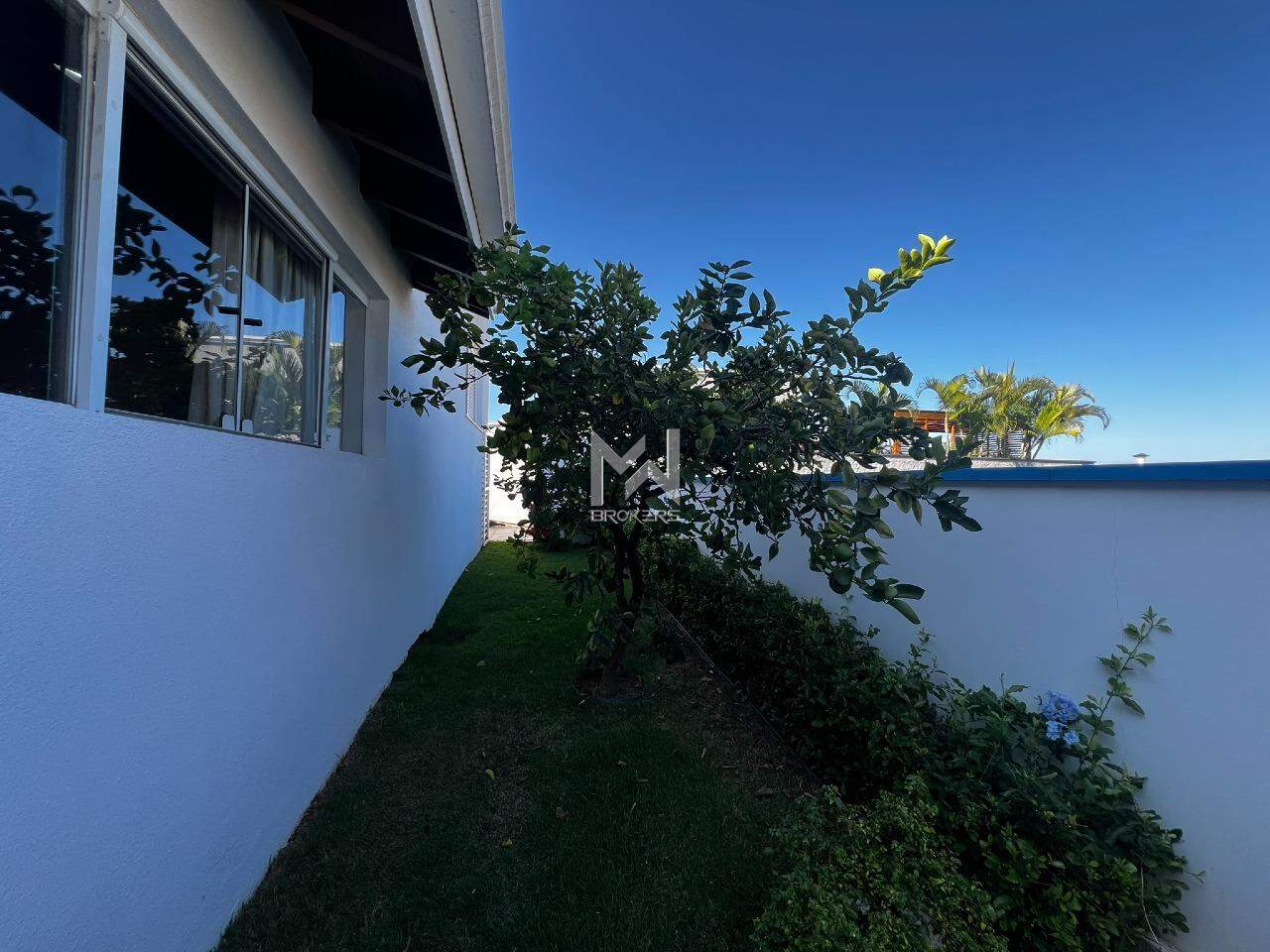 Casa em Condomínio à venda no Condomínio Terras de Vinhedo: gramado - lateral