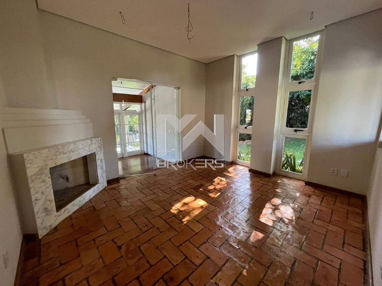 Casa em Condomínio para aluguel no Condomínio Marambaia: sala de estar com lareira