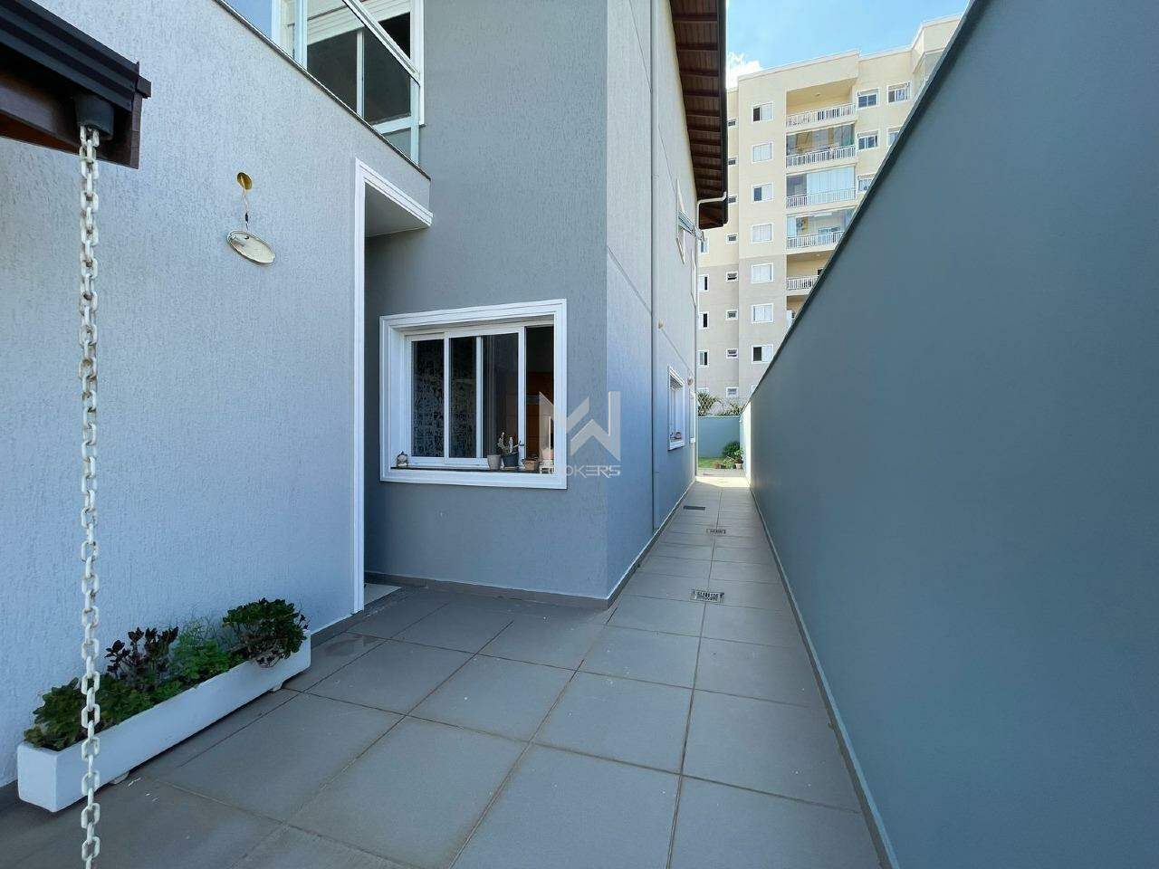 Casa em Condomínio para aluguel no Jardim Bandeirantes: corredor lateral 