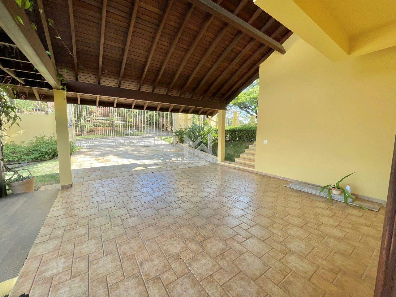 Casa em Condomínio à venda no Condomínio Chácaras do Lago: garagem