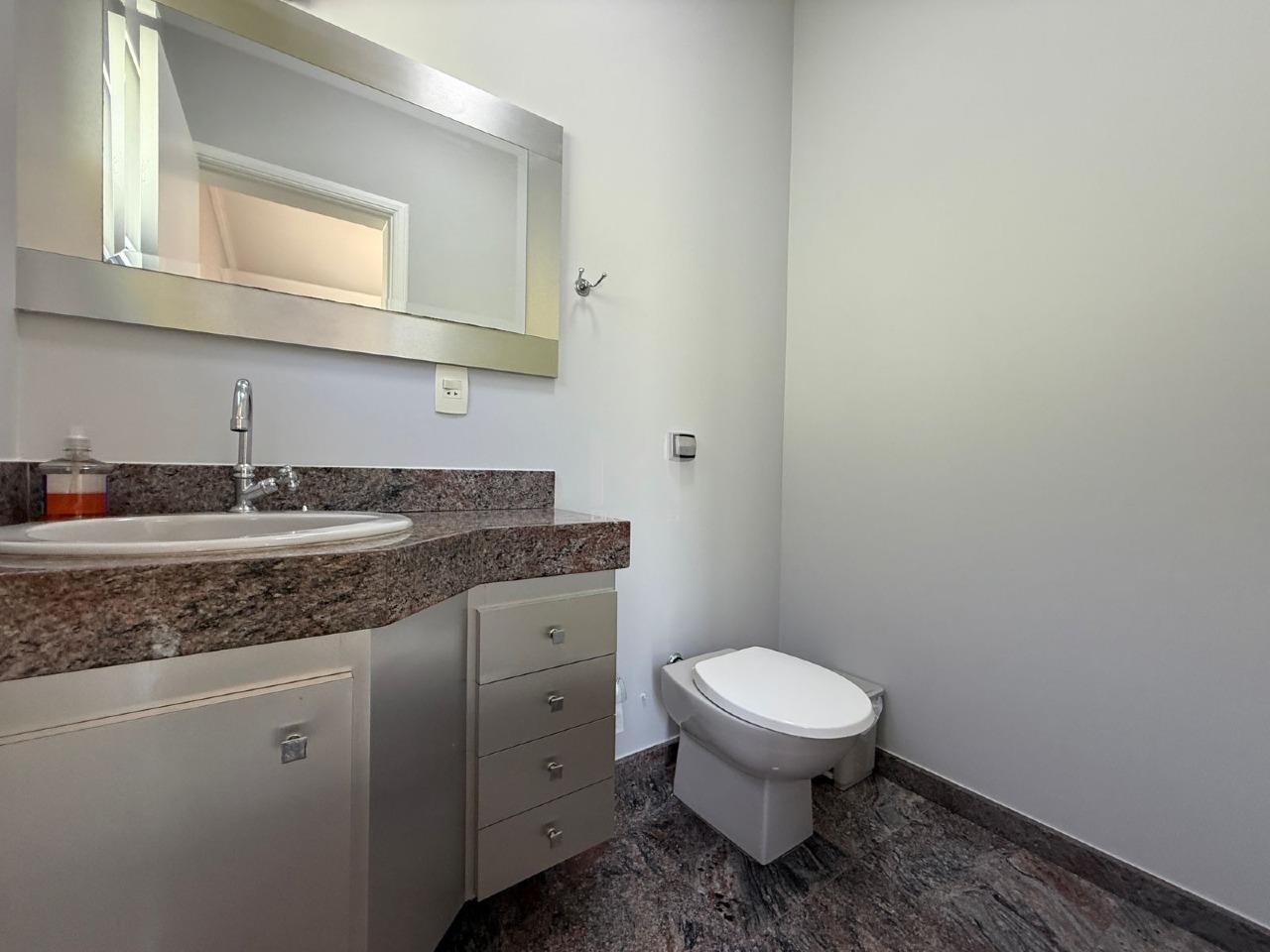 Casa em Condomínio à venda no Condomínio Marambaia: lavabo