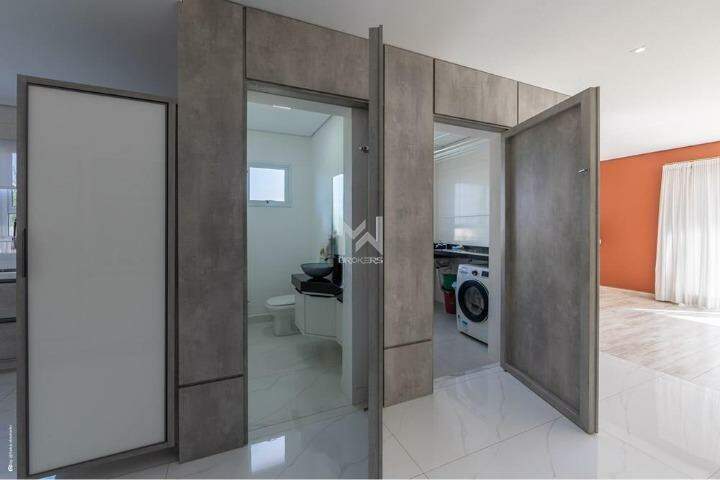 Casa em Condomínio à venda no Recanto das Palmas: área de serviços e lavabo