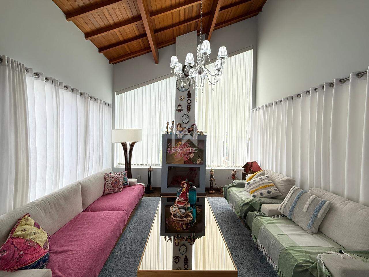 Casa em Condomínio à venda no Condomínio Terras de Vinhedo: sala de estar