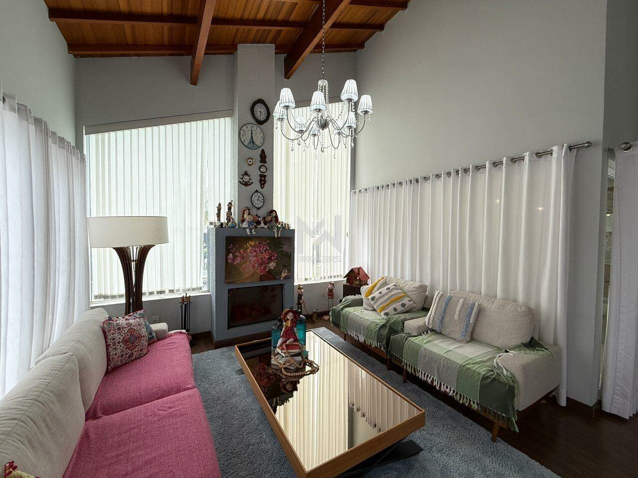 Casa em Condomínio à venda no Condomínio Terras de Vinhedo: sala de estar