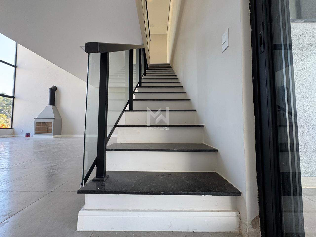 Casa em Condomínio à venda no Condomínio Santa Isabel: escadas para mezanino