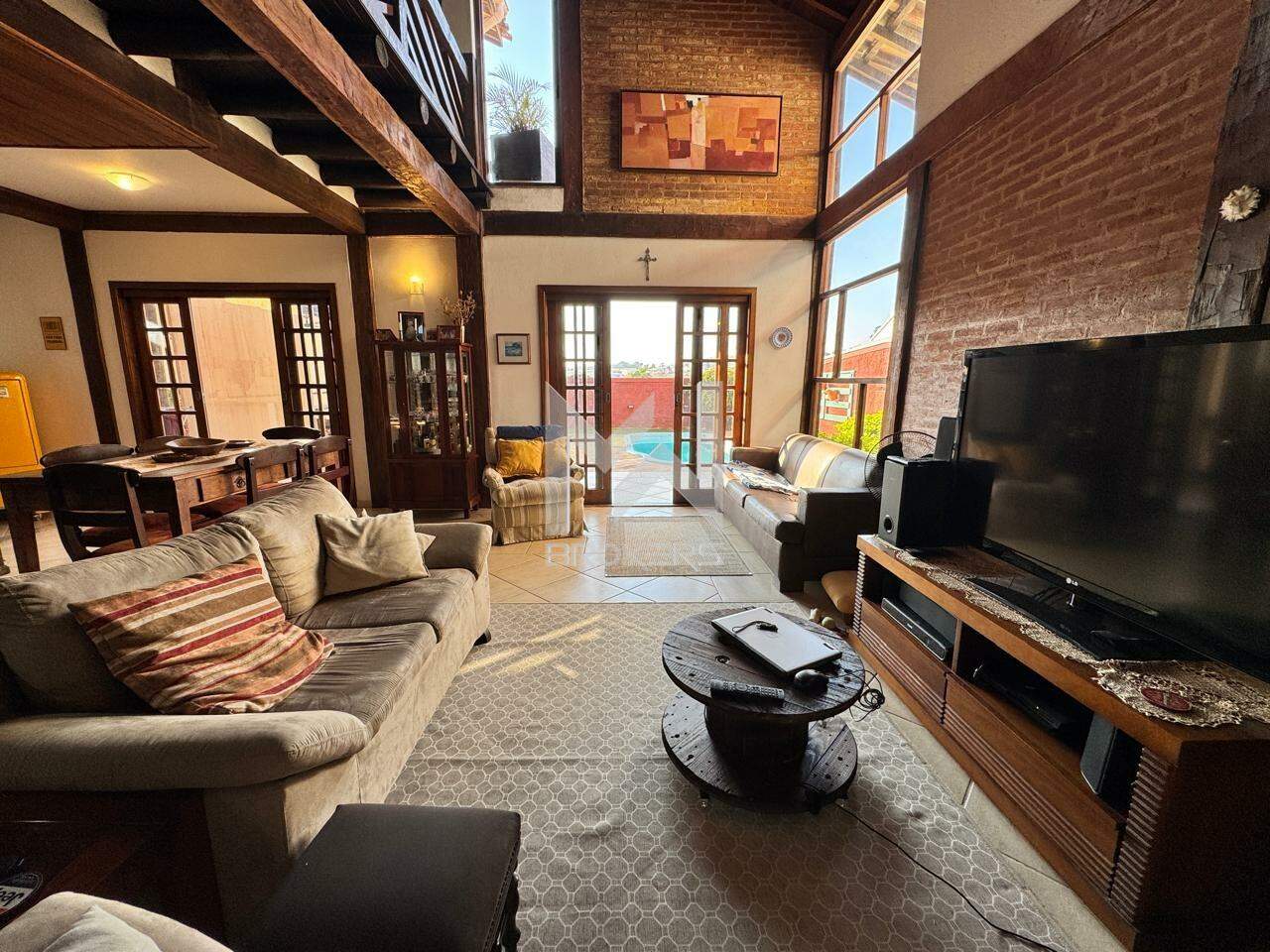 Casa em Condomínio à venda no Condomínio Terras de São Francisco: sala de TV