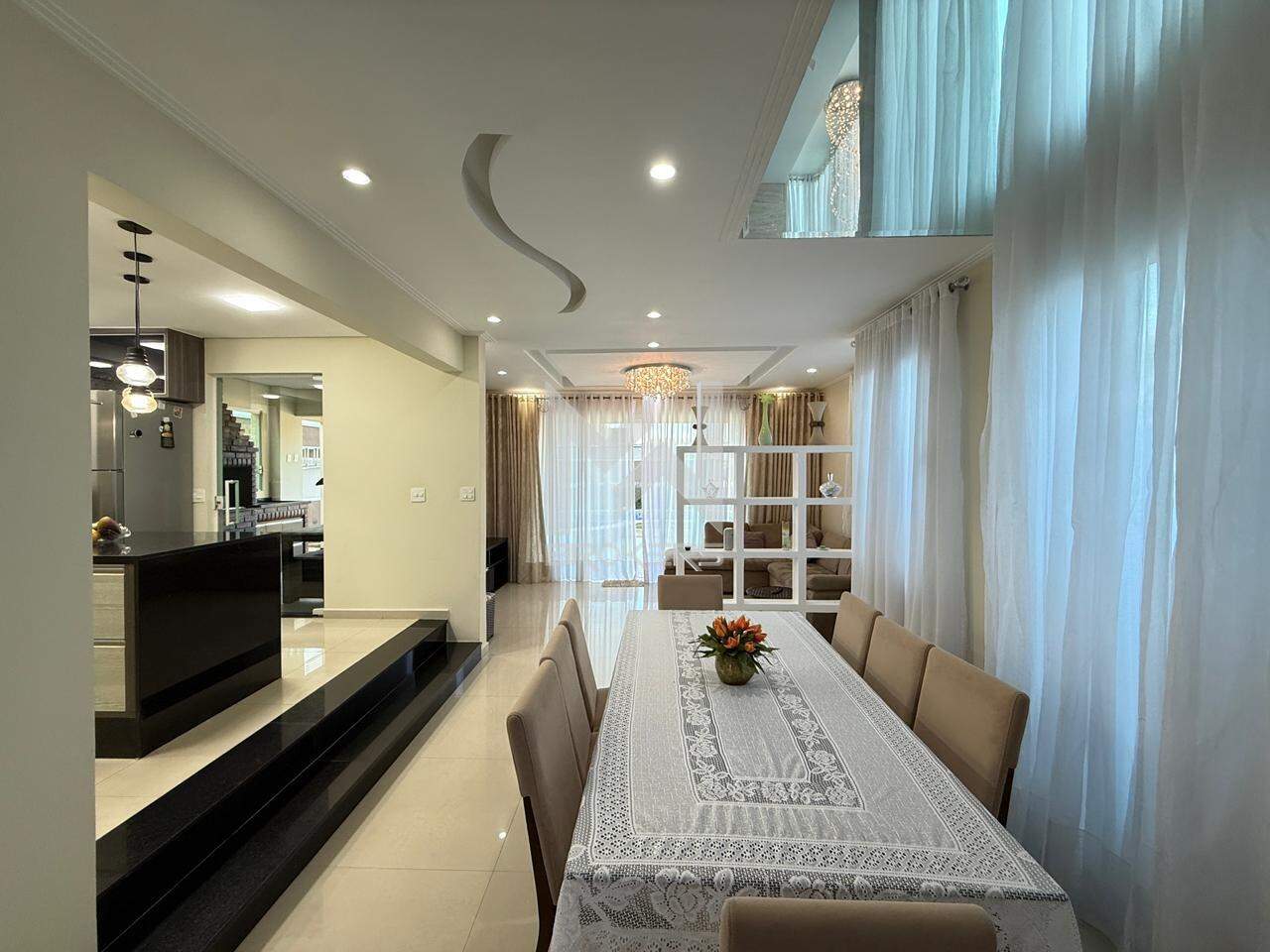 Casa em Condomínio à venda no Condomínio Terras de São Francisco: sala de refeições