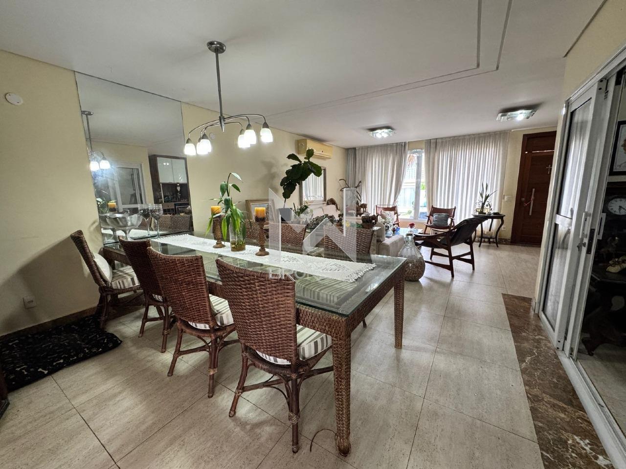 Casa em Condomínio à venda no Observatório: salas