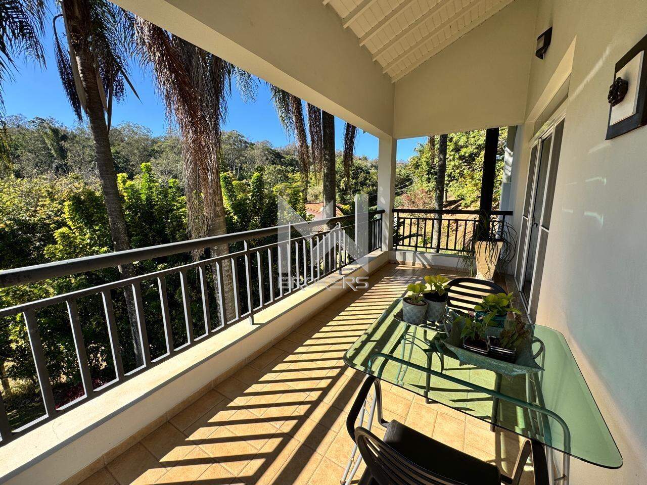 Casa em Condomínio à venda no Condomínio Chácaras do Lago: varanda suíte master 