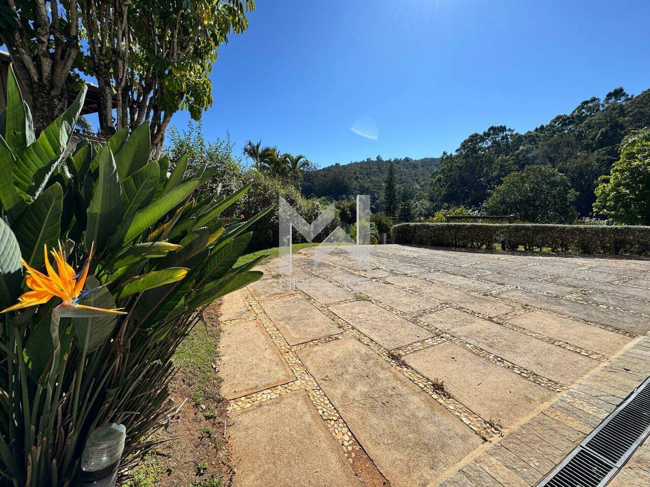 Casa em Condomínio à venda no Condomínio Chácaras do Lago: garagem