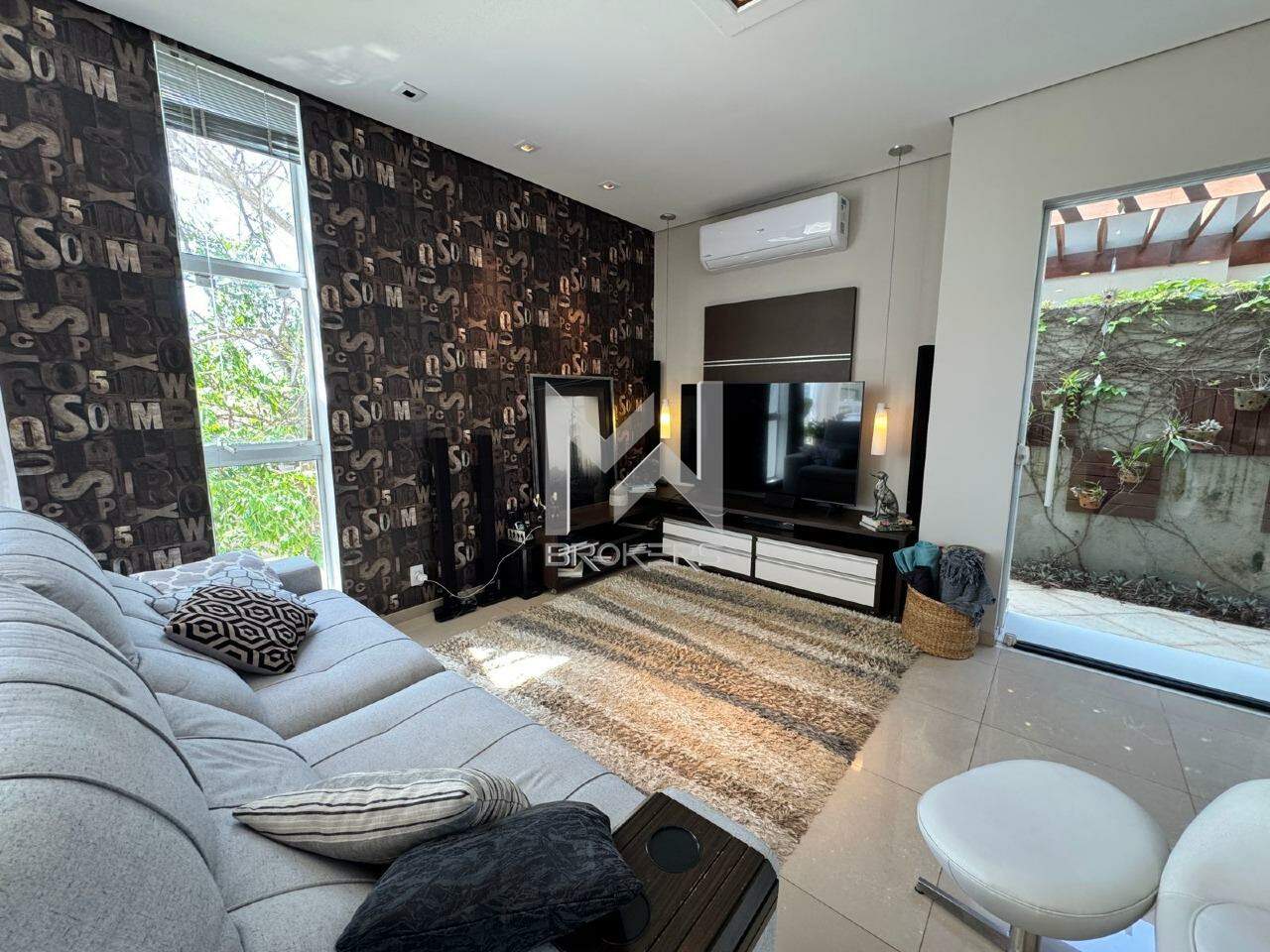 Casa em Condomínio à venda no Condomínio Terras de São Francisco: sala de tv