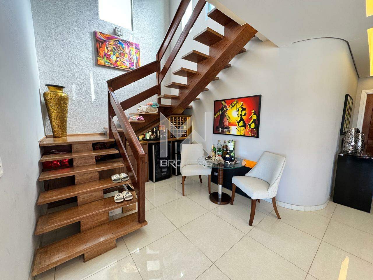 Casa em Condomínio à venda no Condomínio Terras de São Francisco: acesso ao pavimento superior