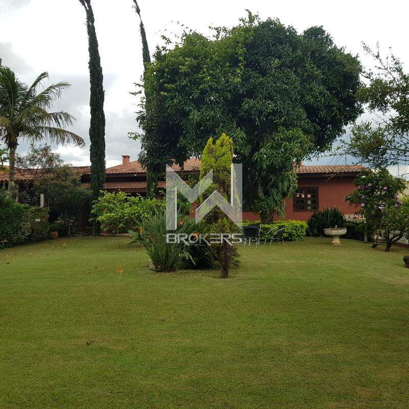 Chácara à venda no Pinheirinho: quintal