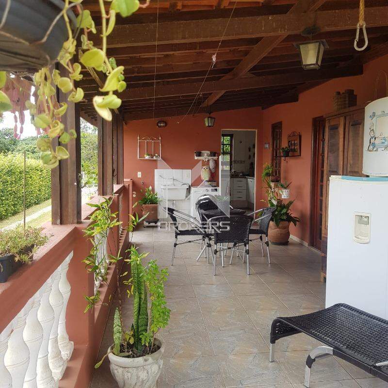 Chácara à venda no Pinheirinho: varanda