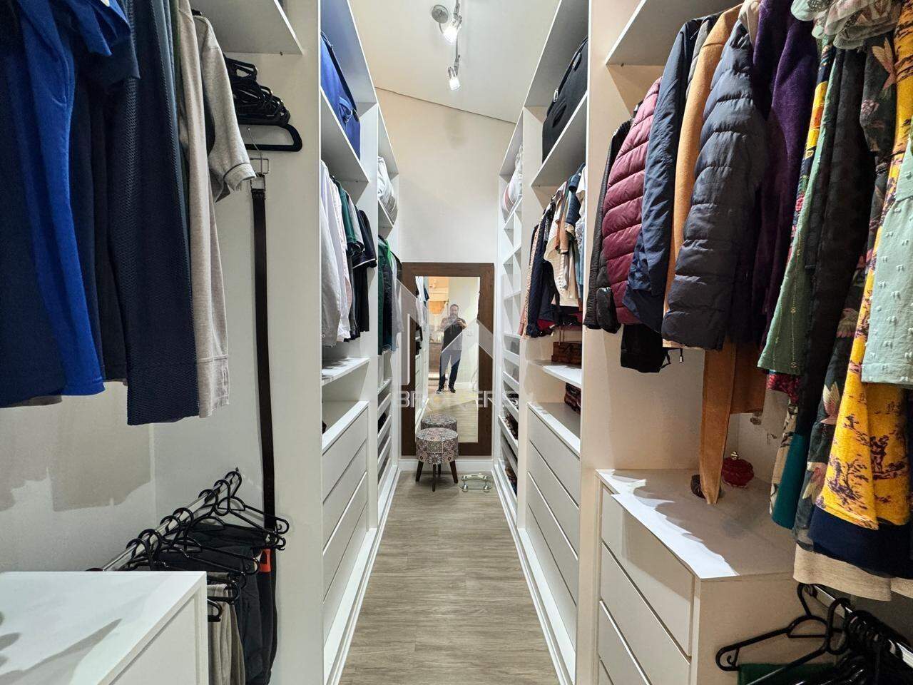 Casa em Condomínio à venda no Condomínio Reserva dos Vinhedos: closet