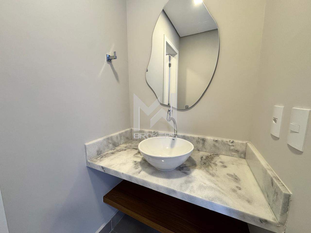 Casa em Condomínio à venda no Chácaras Silvania: lavabo