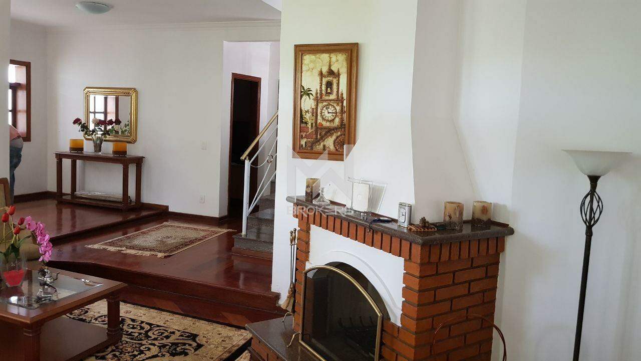 Casa em Condomínio para aluguel no Condomínio Marambaia: sala de lareira