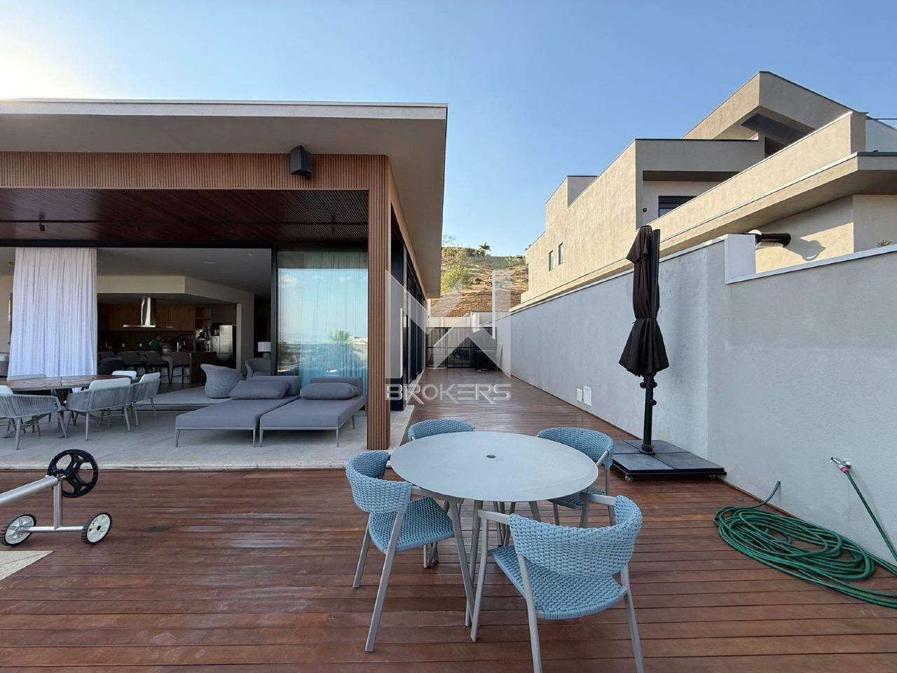 Casa em Condomínio à venda no Condomínio Campo de Toscana: corredor lateral