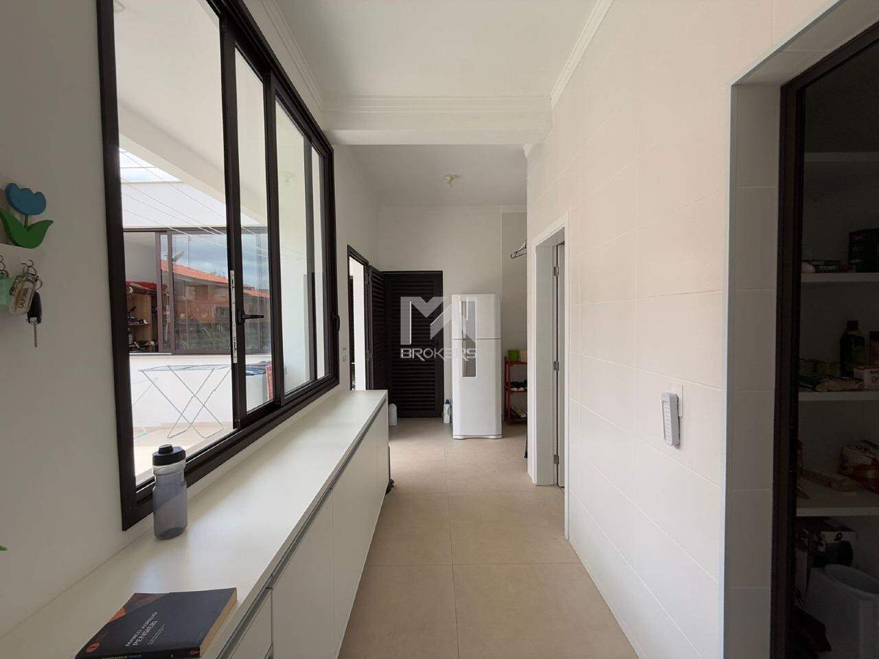 Casa em Condomínio à venda no Pinheirinho: área de serviços