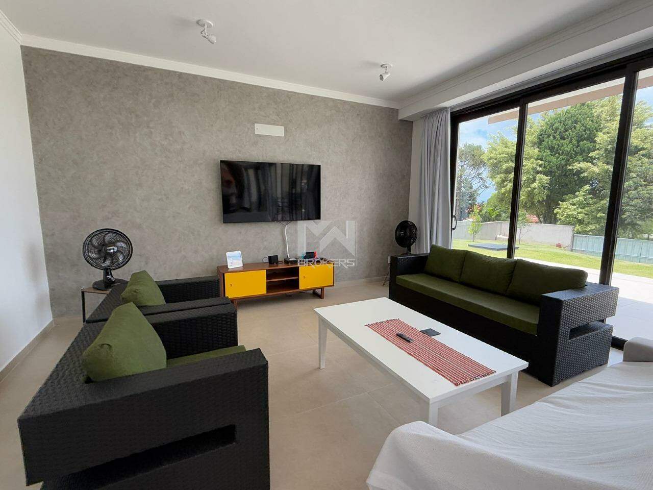 Casa em Condomínio à venda no Pinheirinho: sala de TV