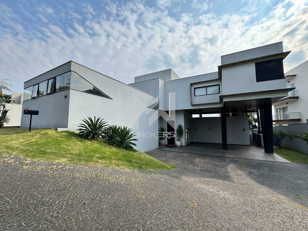 Casa em Condomínio à venda no Pinheirinho: fachada