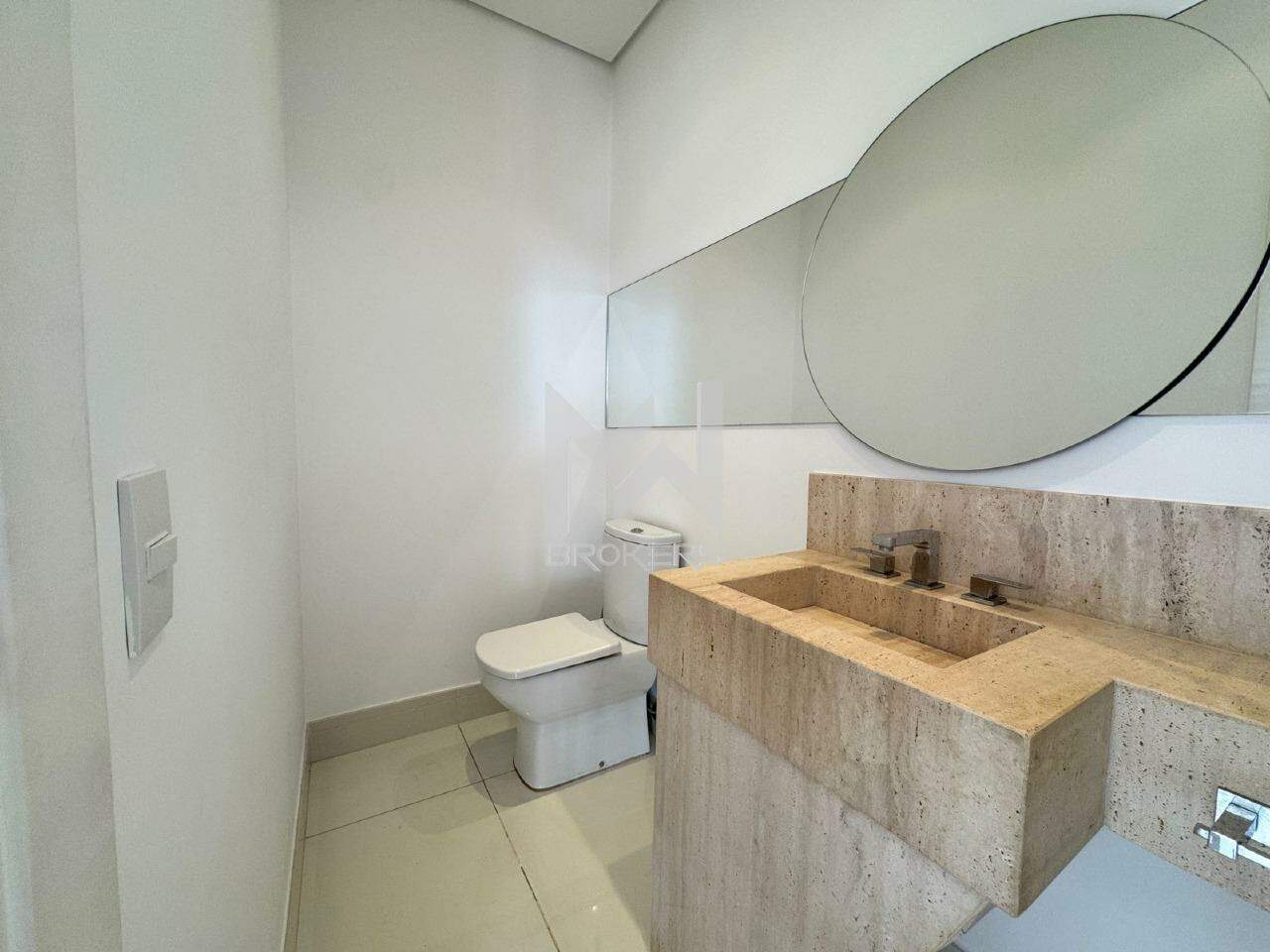 Casa em Condomínio à venda no Pinheirinho: lavabo