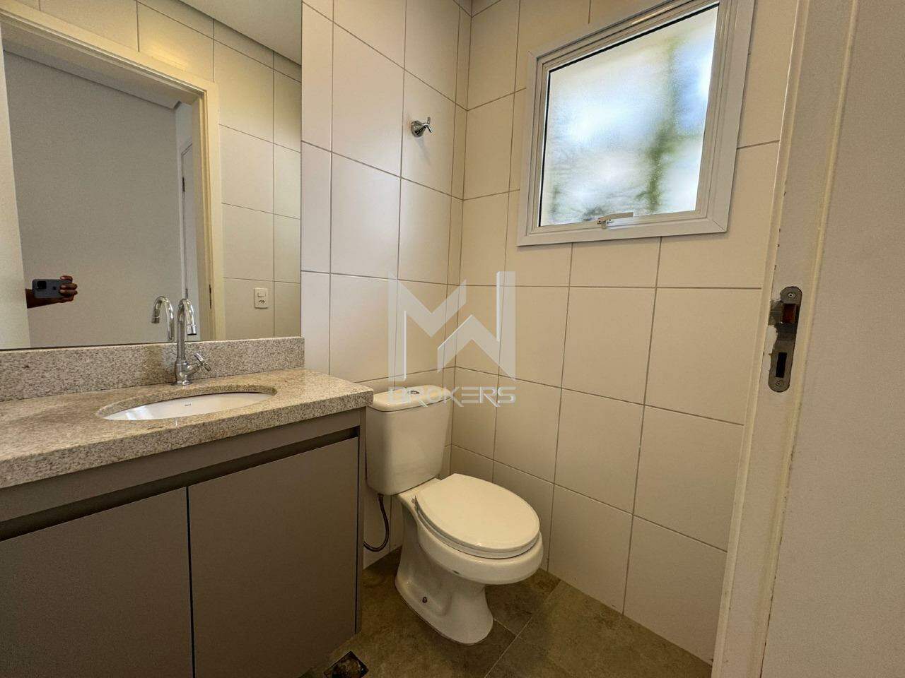 Casa em Condomínio à venda no Pinheirinho: lavabo