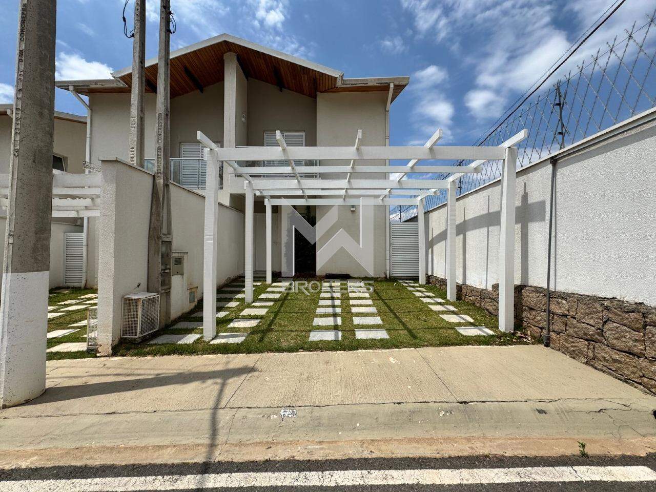 Casa em Condomínio à venda no Pinheirinho: fachada