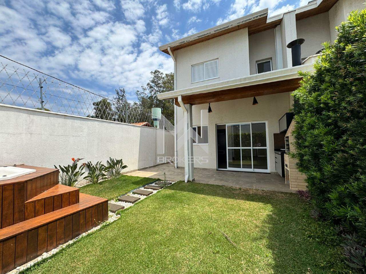 Casa em Condomínio à venda no Pinheirinho: fundos