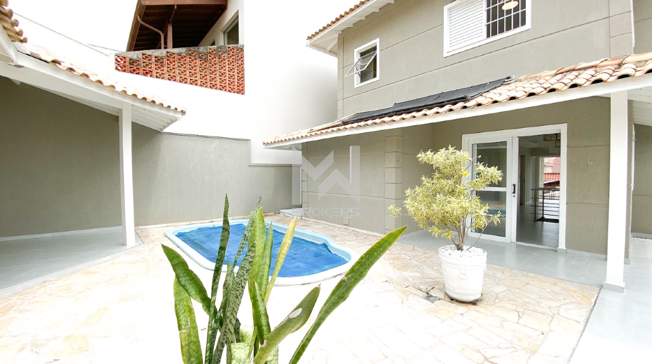 Casa à venda no Jardim Itália: fundos