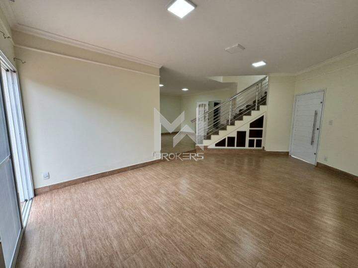 Casa em Condomínio à venda no Condomínio Grape Village: sala tv