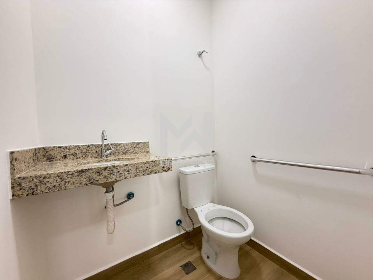 Sala para aluguel no Santa Rosa: banheiro