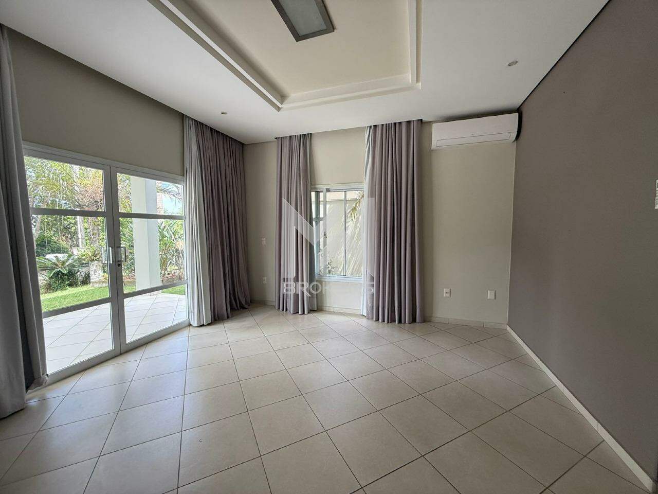 Casa em Condomínio para aluguel no Pinheirinho: sala de TV