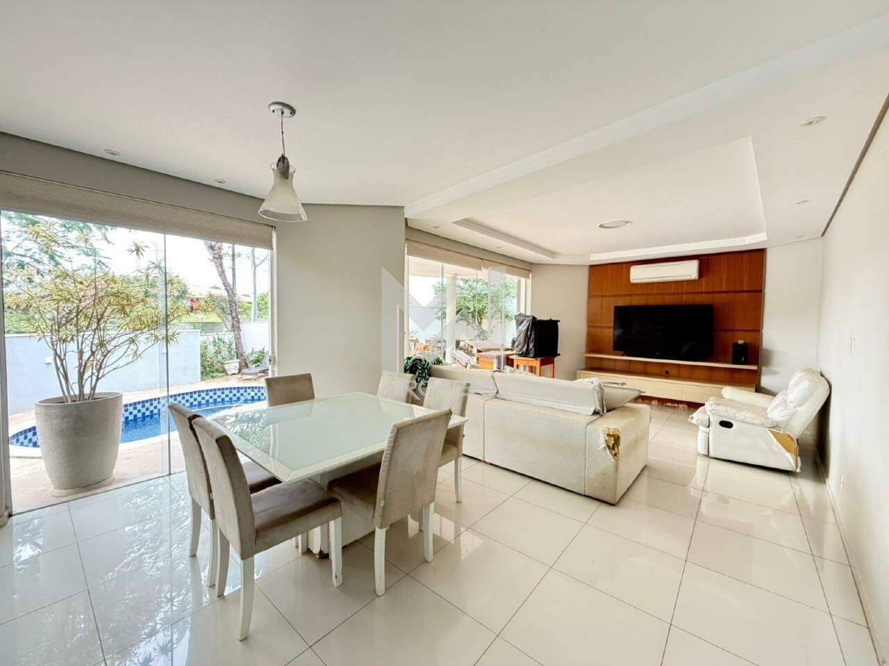 Casa em Condomínio à venda no Jardim Recanto: salas