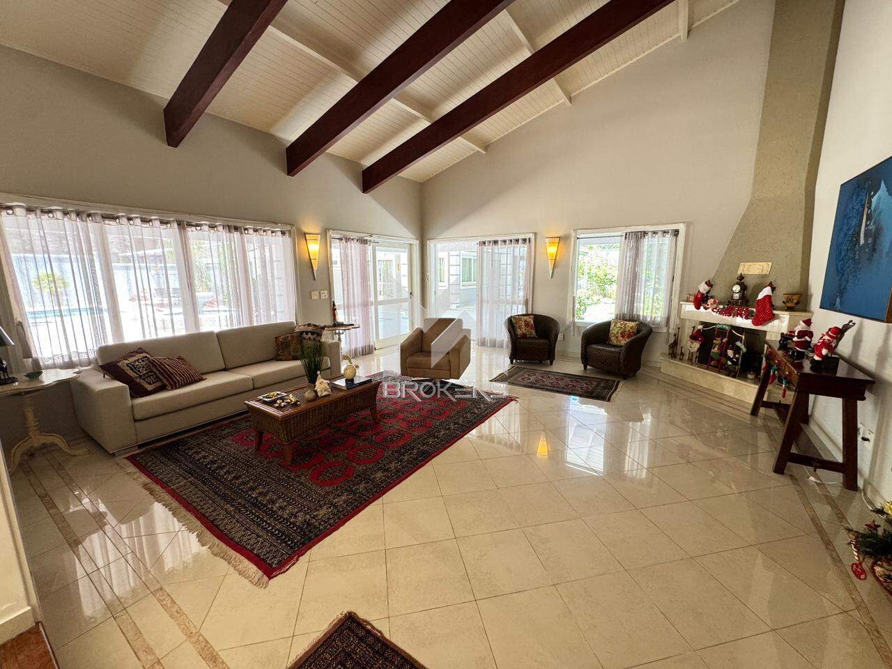 Casa em Condomínio à venda no Condomínio São Joaquim: sala de estar com lareira