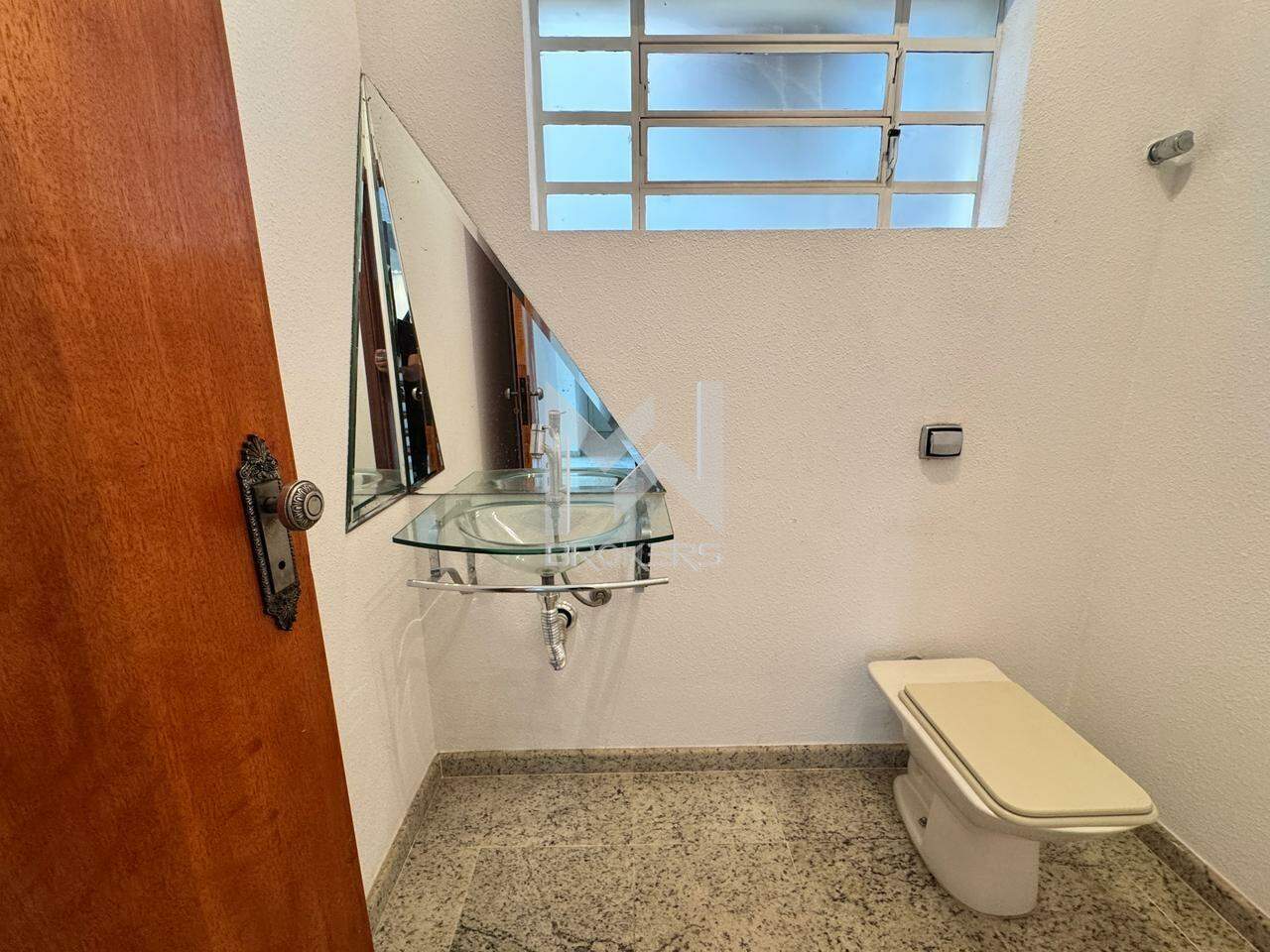 Casa em Condomínio à venda no Chácaras Silvania: lavabo