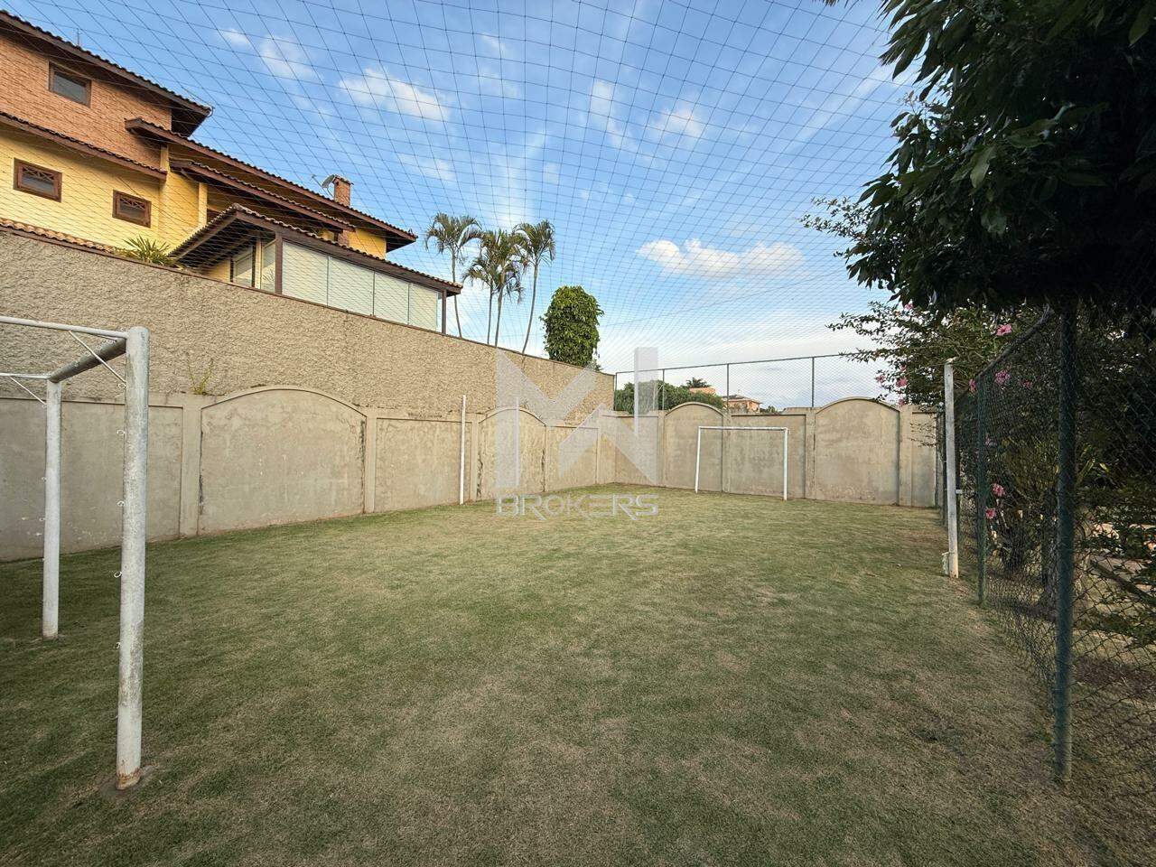 Casa em Condomínio para aluguel no Bosque: campo gramado