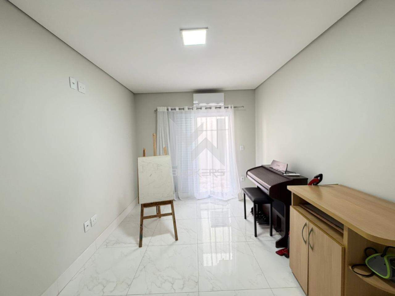 Casa em Condomínio à venda no Jardim Europa: sala de TV