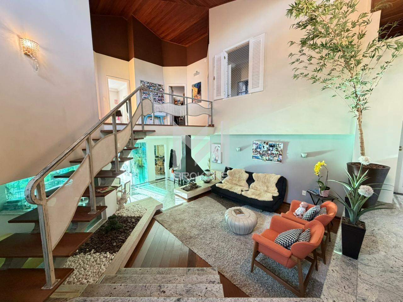 Casa em Condomínio à venda no Chácaras Alpina: sala de lareira