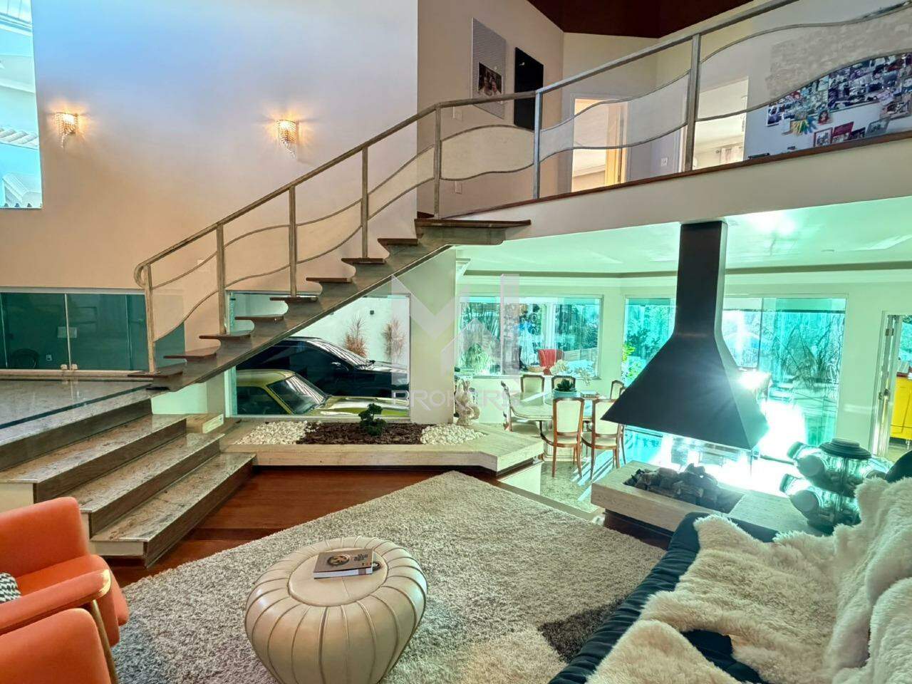 Casa em Condomínio à venda no Chácaras Alpina: sala de lareira