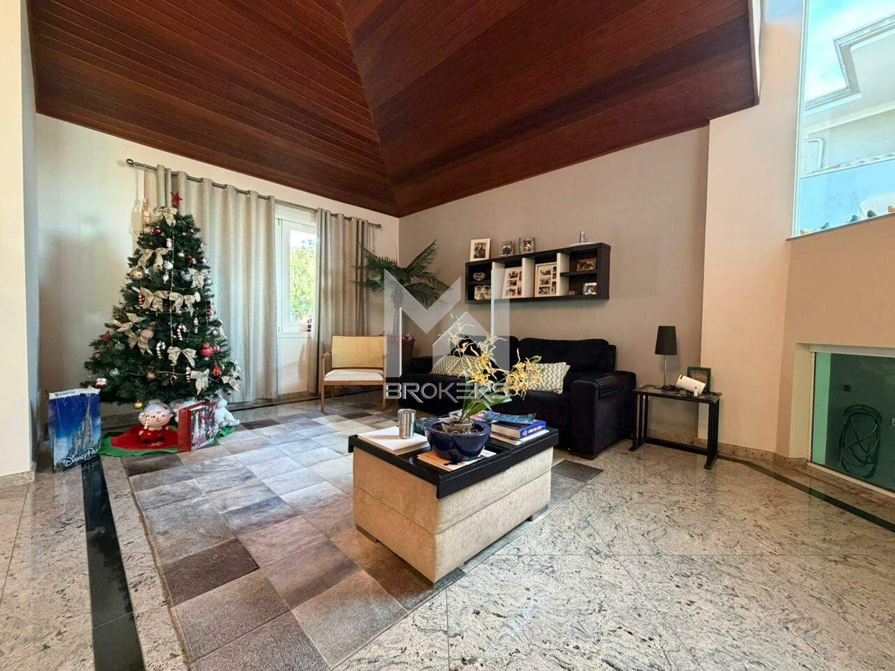 Casa em Condomínio à venda no Chácaras Alpina: sala de estar